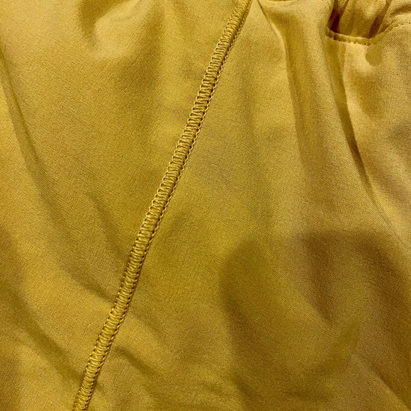 Lululemon hotty-hot 2.5” low rise - Picture 4 of 4